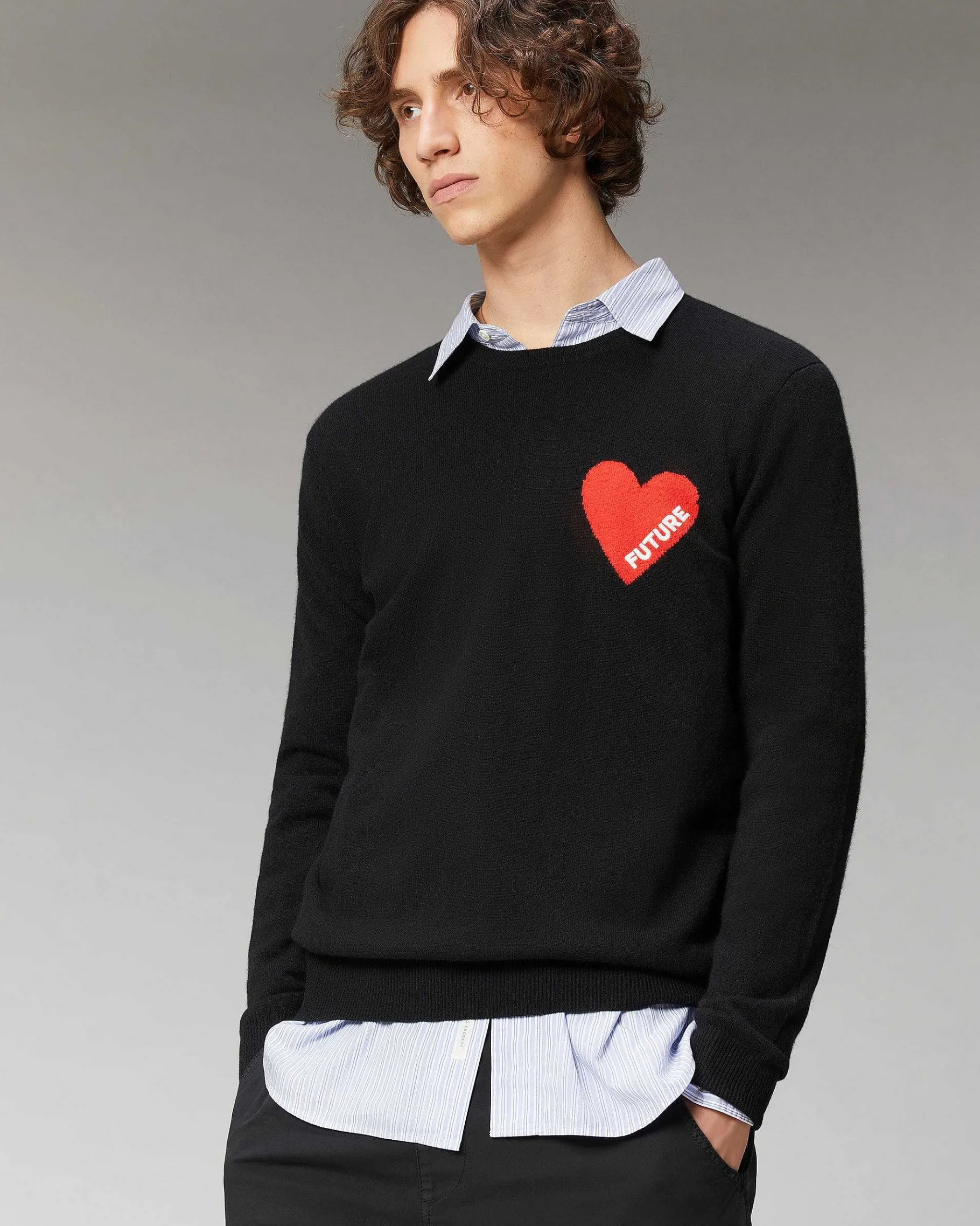 Sale FROM FUTURE Pull Col Rond Coeur Noir