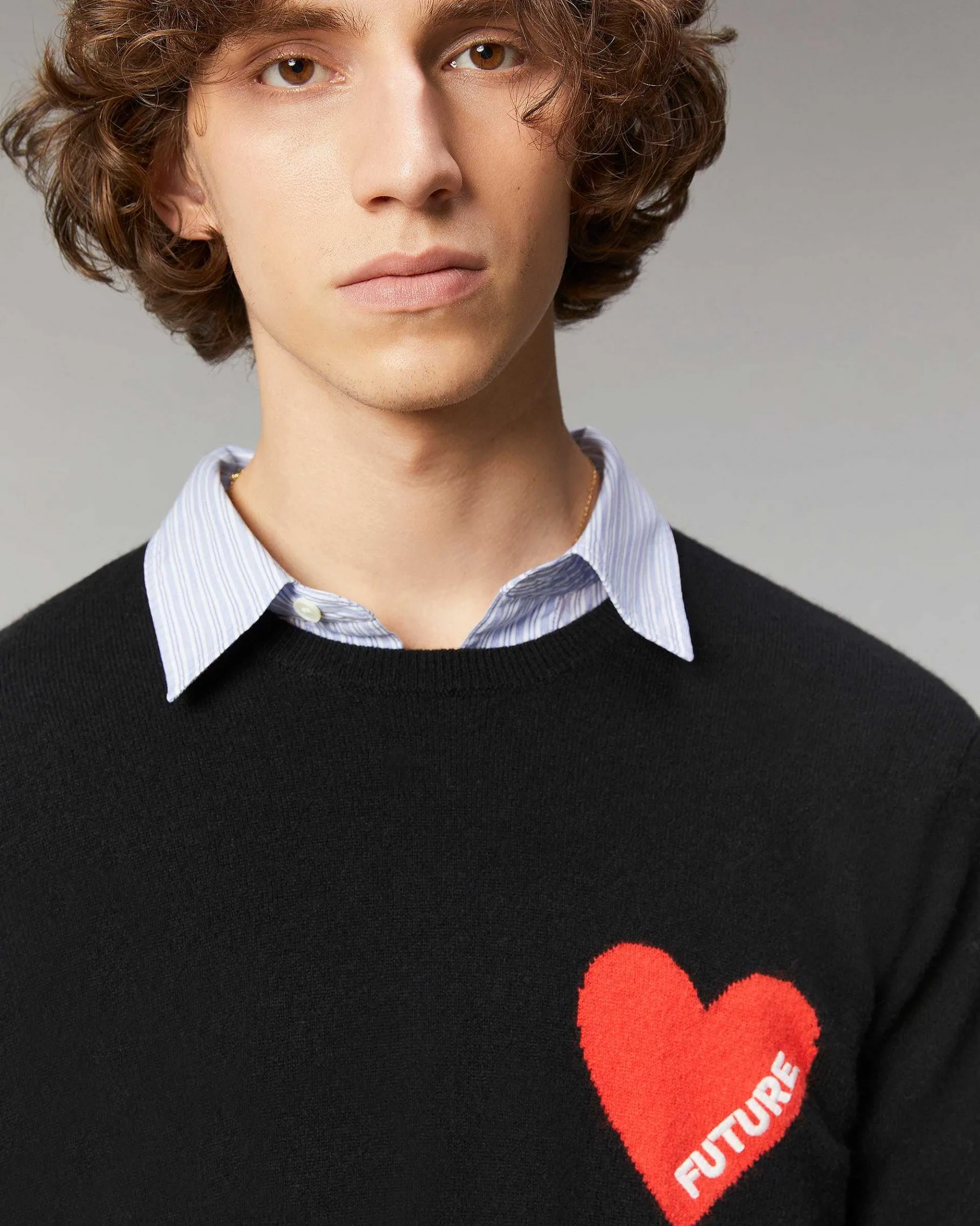 Sale FROM FUTURE Pull Col Rond Coeur Noir