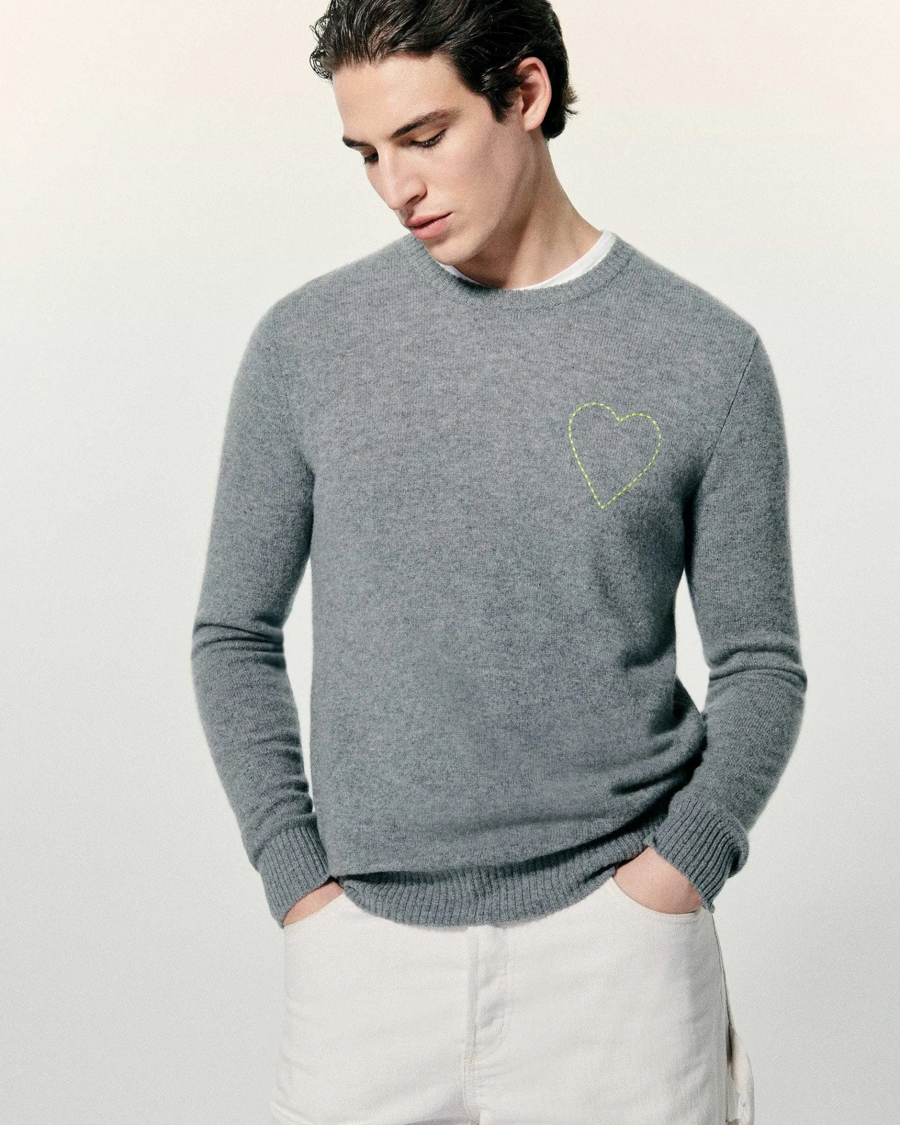 New FROM FUTURE Pull Col Rond Coeur Brode Gris Chine Fonce